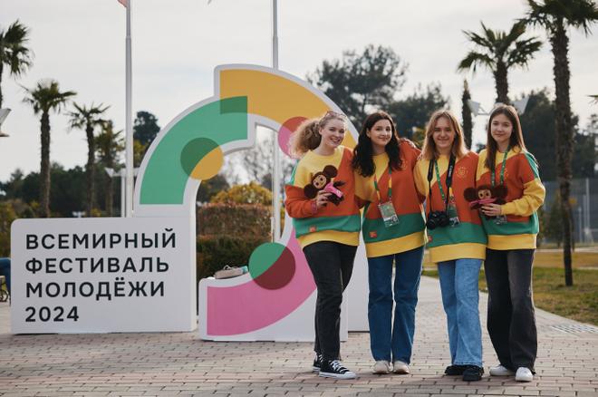 Гости Фестиваля молодежи получают в подарок Чебурашку