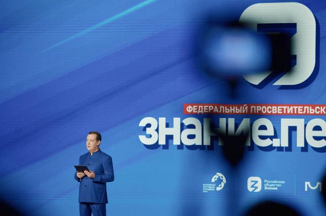 Медведев назвал Париж прекрасным городом