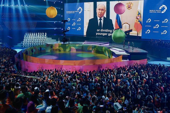 На Всемирном фестивале молодежи появились люди в футболках с Путиным