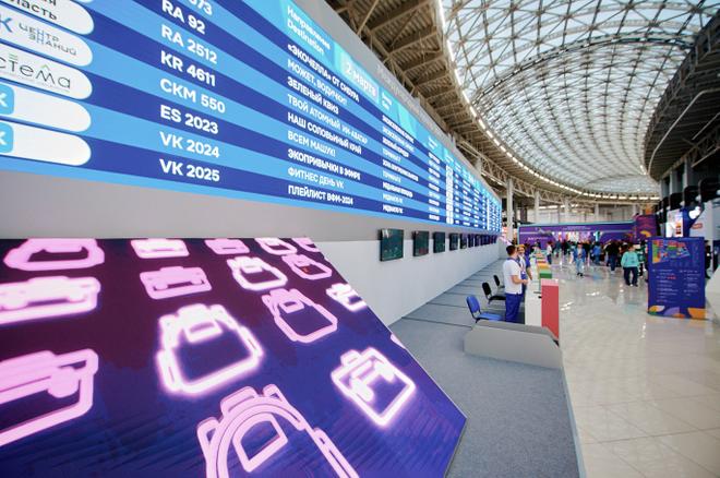 Участники ВФМ получают информацию на "аэропортной стойке"