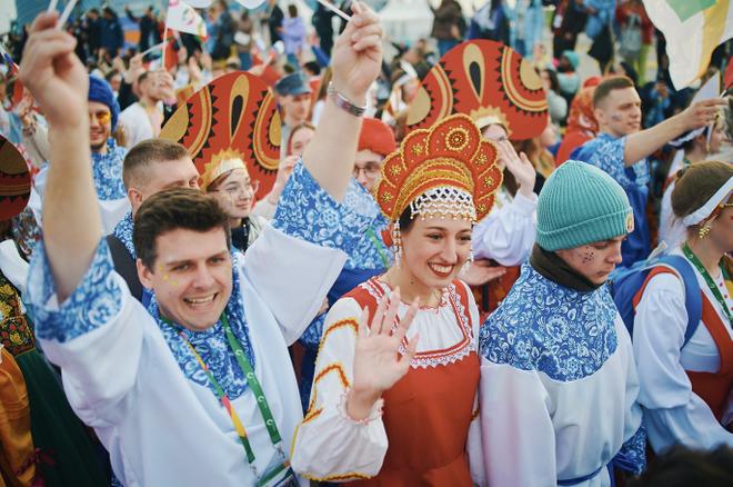 6-тысячное шествие прошло на Всемирном фестивале молодежи в Сириусе